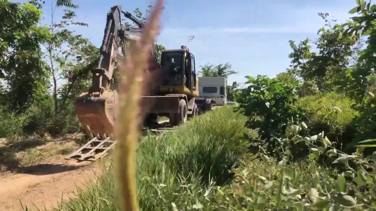 Incredible Skill Trailer Operator Bring Wheeled Excavator Clump To Mountain