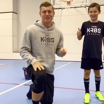 When Toni Kroos teaches his son how to control the ball