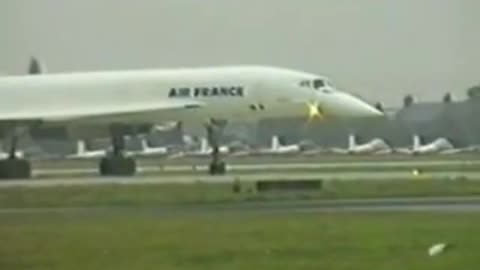 RAF Finningley AIrshow 1992 Air France Concorde Departing.avi