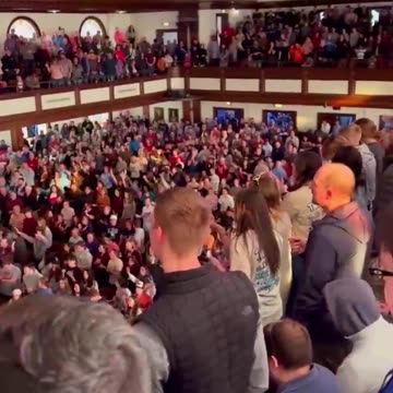 LOVING THAT BIG BEAUTIFUL REVIVAL!!! GOD IS THE WAY!!!