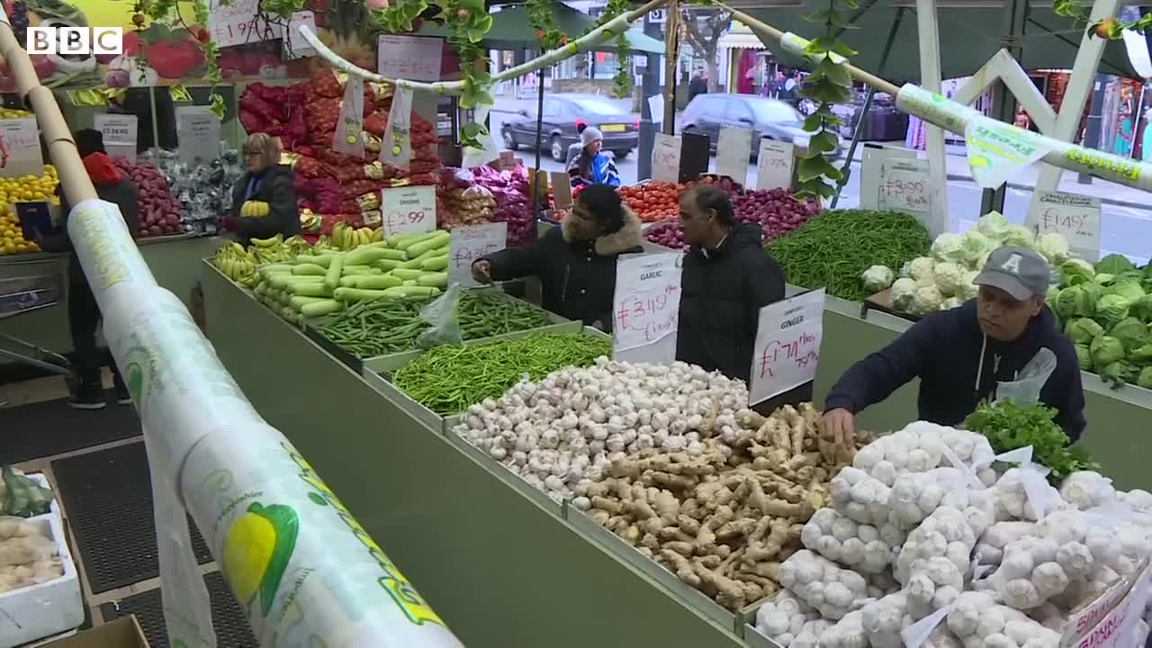 Restaurants and supermarkets face fines for food waste in Spain – BBC News