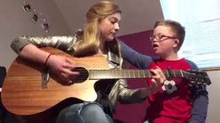 Joven canta una original canción para su hermano con síndrome de down