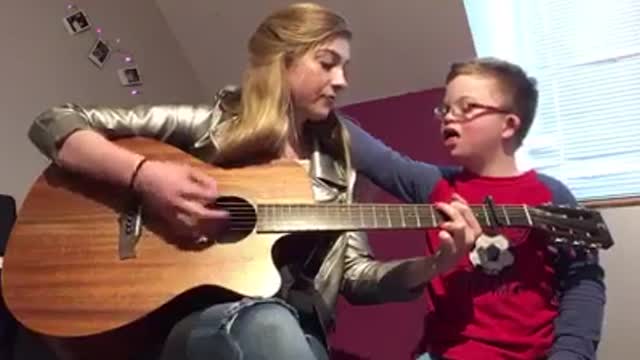 Joven canta una original canción para su hermano con síndrome de down