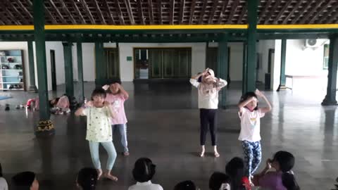 Latihan Tari "Candik Ayu" di sekolah