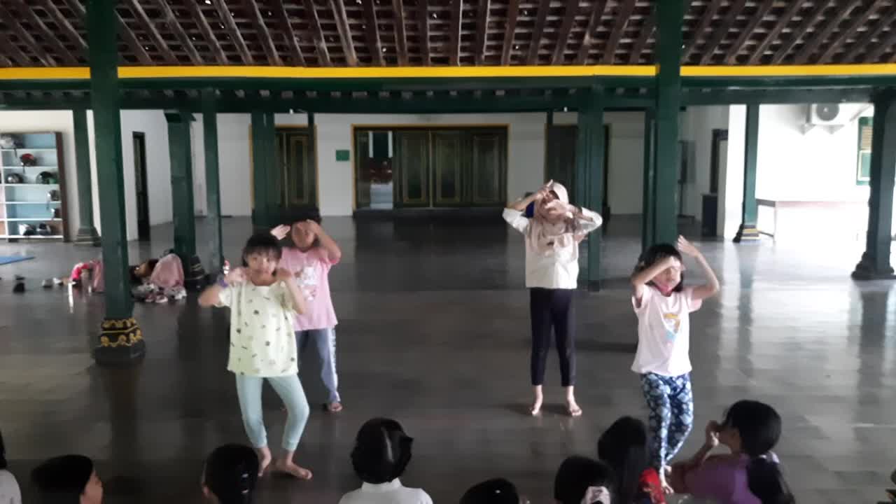 Latihan Tari "Candik Ayu" di sekolah