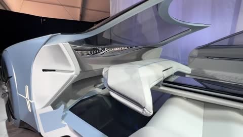 New Lincoln Model L100 Concept has a Cinema Floor