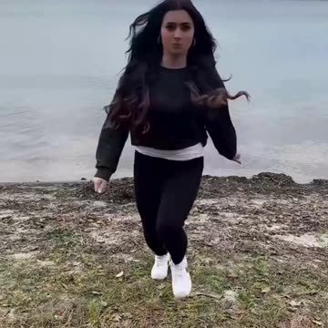 Oh Dear, you shine like a star. यह लड़की एक सितारे की तरह चमकती है।