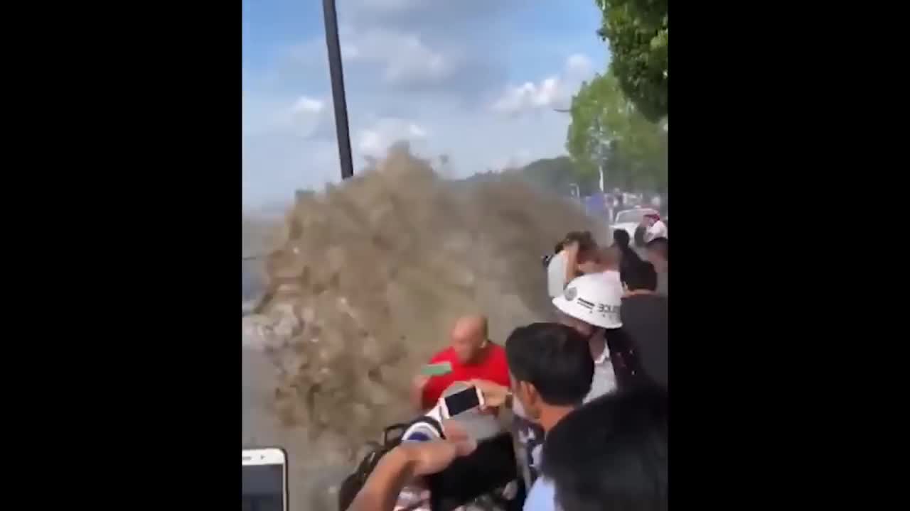 25 Scary NATURAL DISASTERS Caught On Camera.mp4