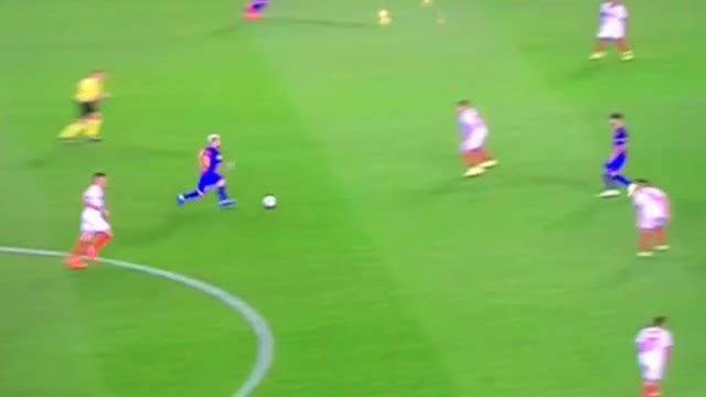 VIDEO: Leo Messi embarrasing Sevilla's defenders for fun