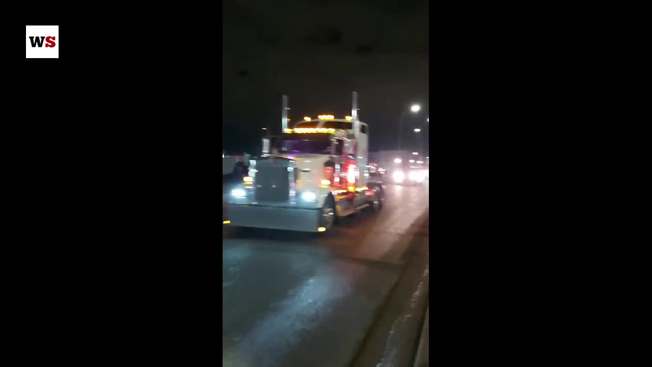 WATCH: Hundreds welcome trucker convoy into Calgary