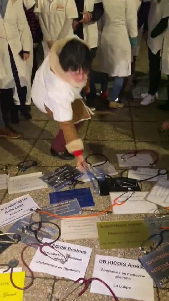 Doctors Lay Down Their Credentials and Stethoscopes to Denounce Crisis in French Health Care System
