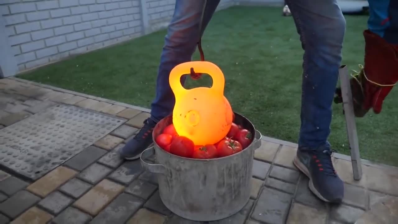 Experiment Giant Coca Cola Balloon VS Mentos8