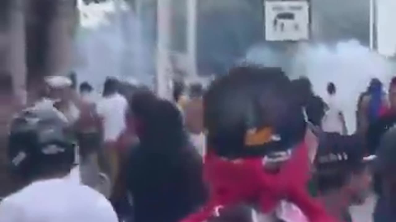 Venezuelanos estão nesse momento tentando invadir o Palácio de Miraflores, sede do governo! A Venezuela não vai aceitar o ditador Maduro!