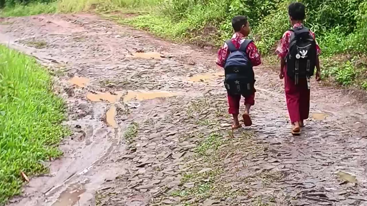 Berangkat sekolah jalan kaki di daerah pelosok indonesia