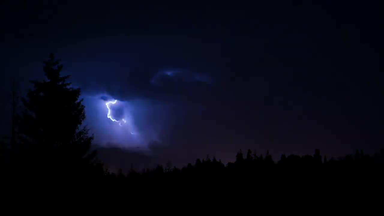 Chuva Relaxante, Trovões & Luz Ambiente Para o Sono | Natureza