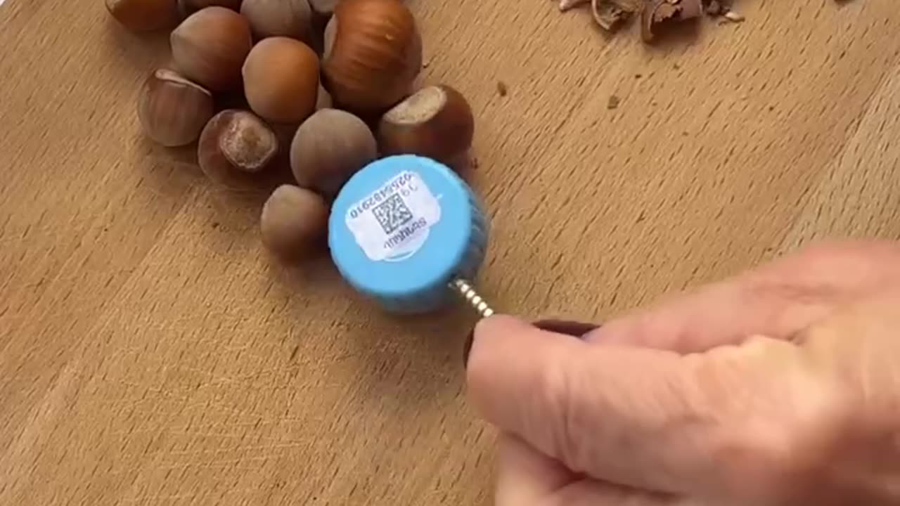 How to easily crack a hazelnut 🥜