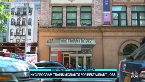 New York program trains migrants to work in restaurants.mp4