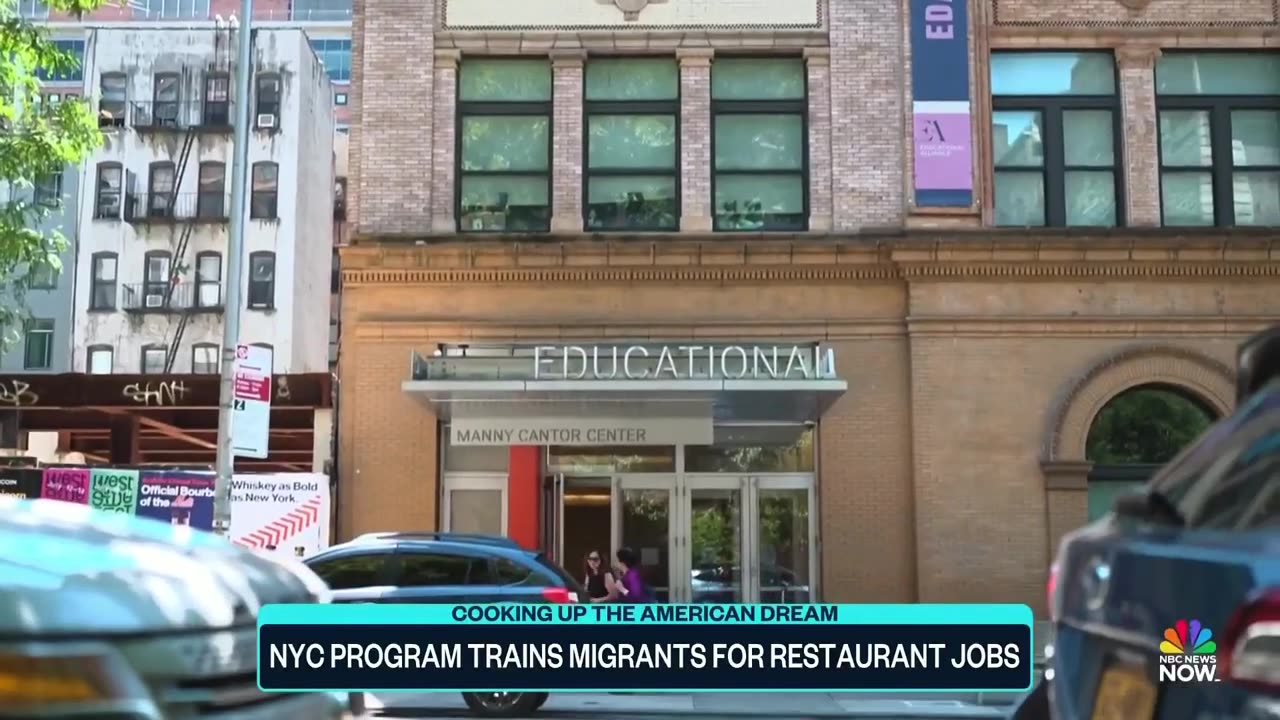 New York program trains migrants to work in restaurants.mp4