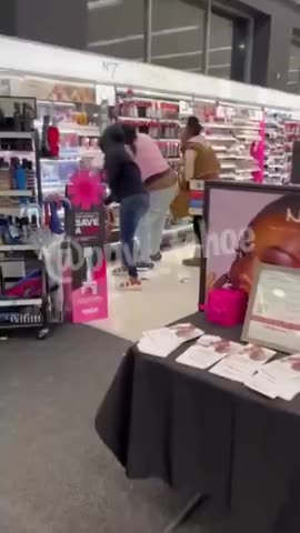 SHOPLIFTERS HIT THE WALGREENS IN LOS ANGELES, CALIFORNIA.