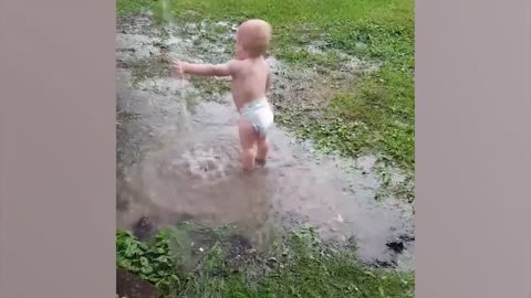 Vidéos de bébés jouant avec de l'eau en plein air