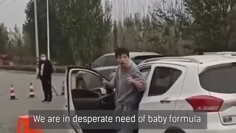 חדשות סין גבר סיני מאיים בסכין כי רוצה פורומלה לתינוק שלו השוטרים לבסוף עצרו אותו