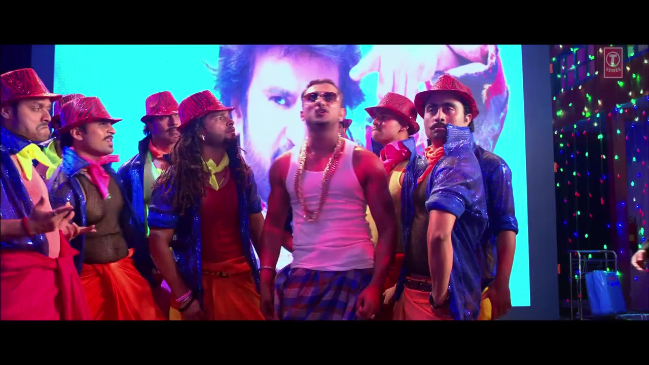 _Lungi Dance Chennai Express_ New Video Feat. Honey Singh, Shahrukh Khan, Deepika