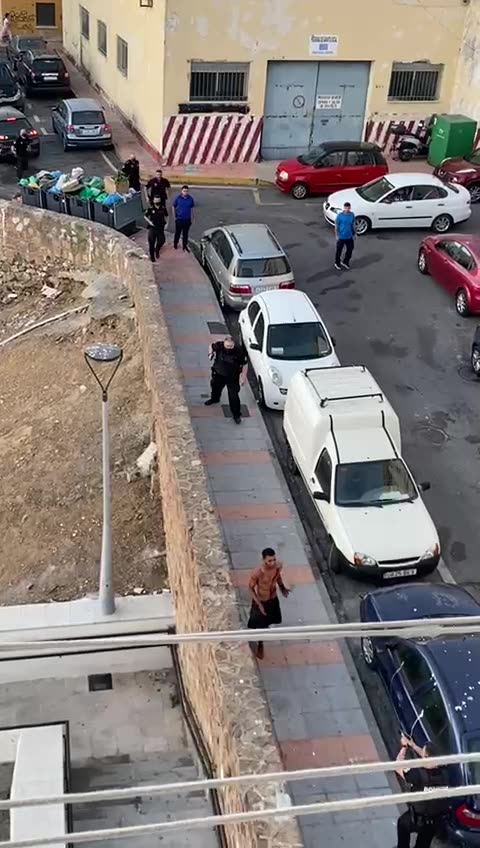 Un inmigrante marroquí con 2 cuchillos amenaza con matar a la gente en Ceuta (España)