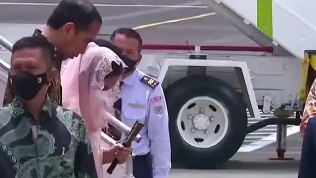 The First Lady of Indonesia, Iriana Joko Widodo, slipped while descending the steps of the president