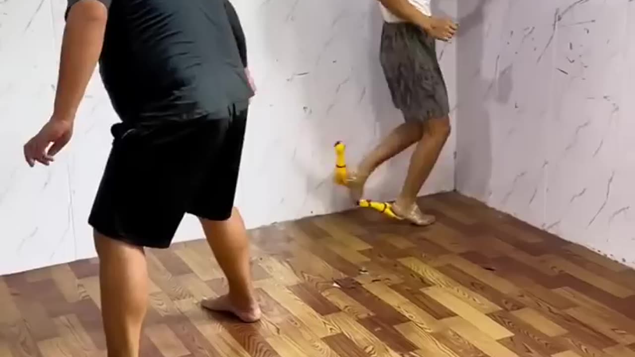 Screaming Chicken Blindfolded Beating Man Challenge Jackie Chan Ruler Bat Blindfolded Man's Simple