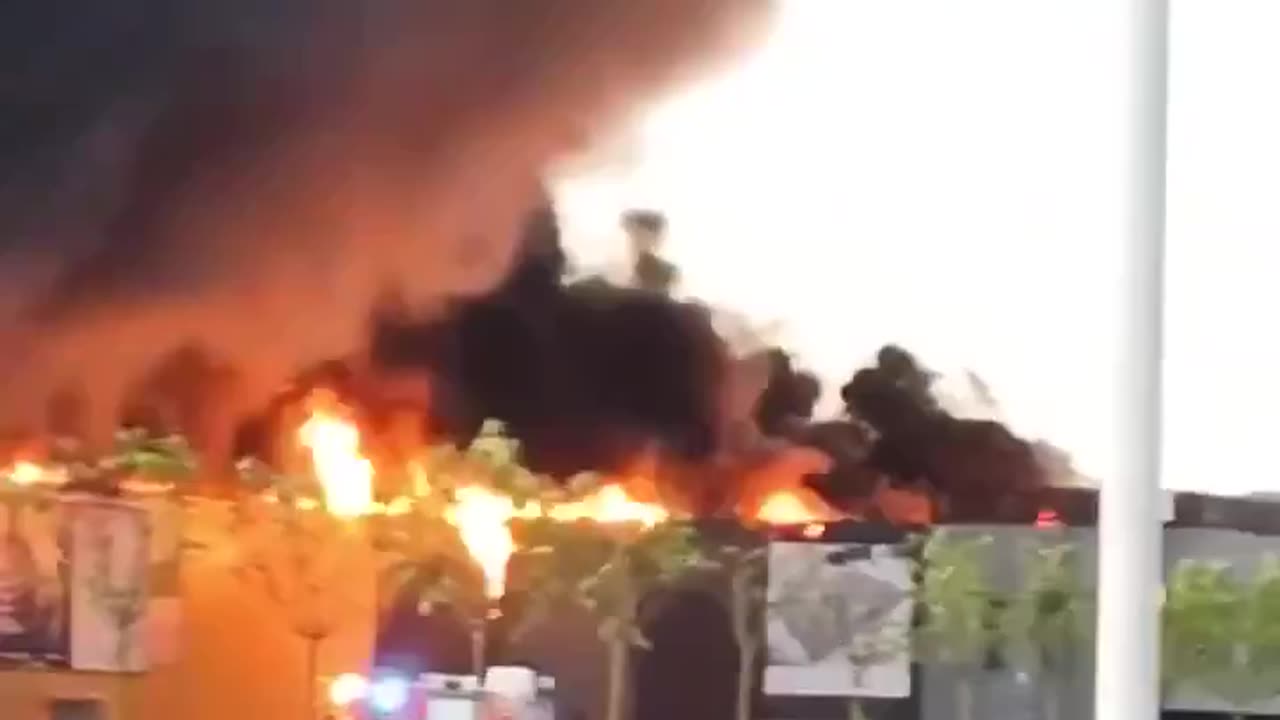 🔥🔥A massive fire in Warsaw. A shopping center in Białołęka is on fire.
