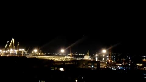 The exact moment when a lightning hits the ground, Puerto de Montevideo