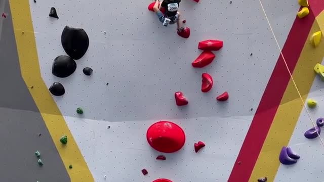 The champion of junior high school girls' rock climbing competition, 15 meters high, with the rock w