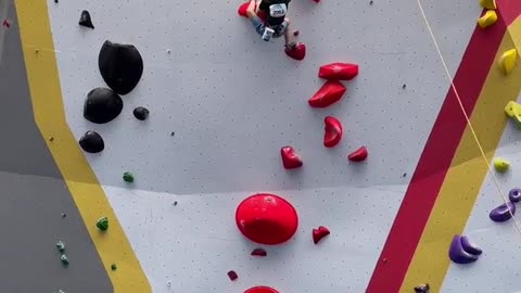 The champion of junior high school girls' rock climbing competition, 15 meters high, with the rock w