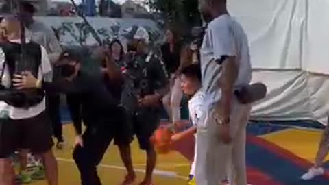 Draymond Green plays basketball with fans in Japan 🏀🙌