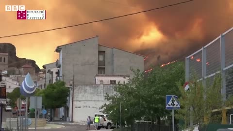 Spain wildfires force thousands out of their homes – BBC News