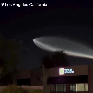 🚨#BREAKING: Thousands of people are witnessing a spectacular jellyfish vapor across night sky