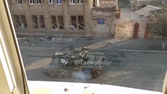 Ukrainian troops firing an NLAW AT VERY CLOSE RANGE at a Russian T-72B obr 1989 tank in Mariupol