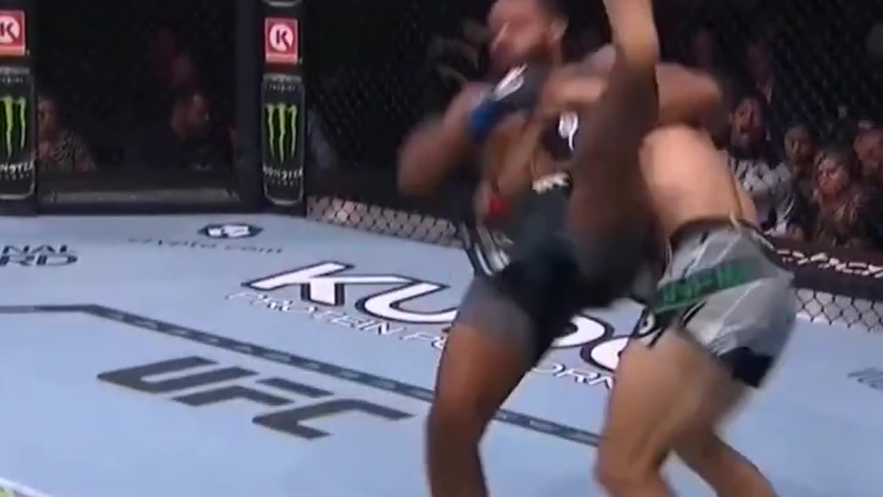 Gabriel Bonfim Vs. Trevino Giles