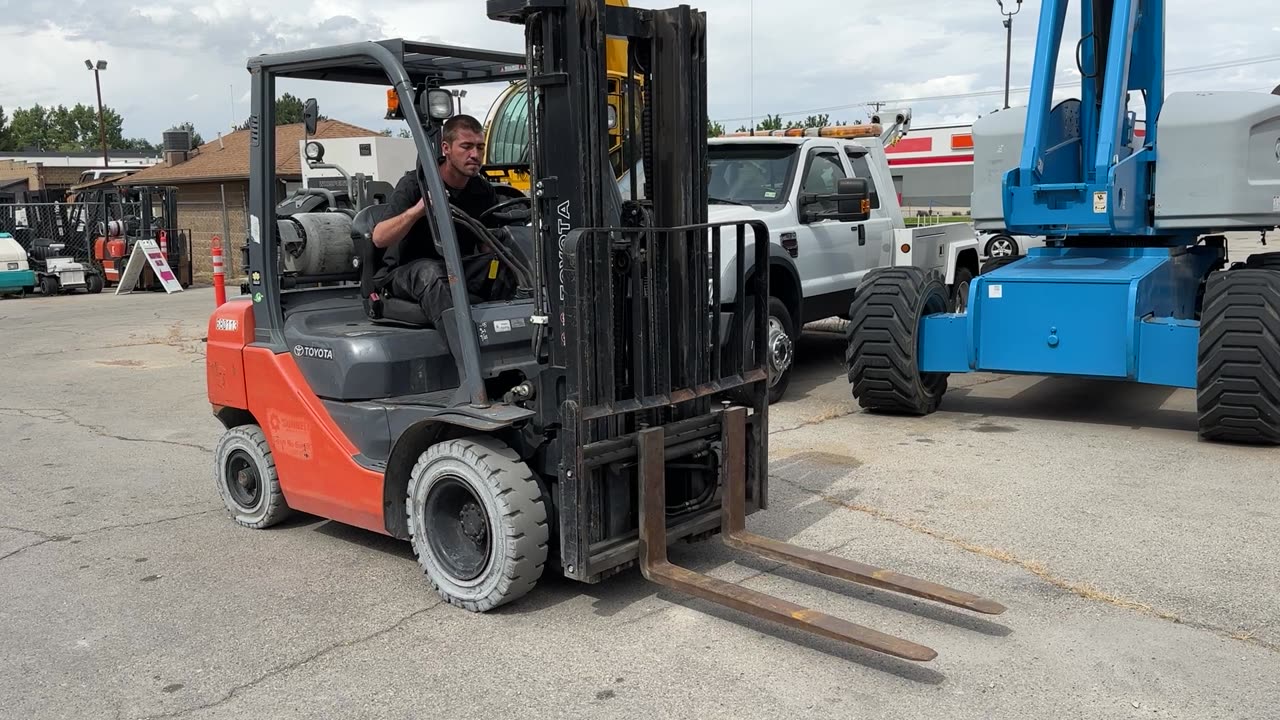 Warehouse Forklift Toyota 4,500 LB 15' 9" Lift Height Dual Fuel Gasoline / Propane