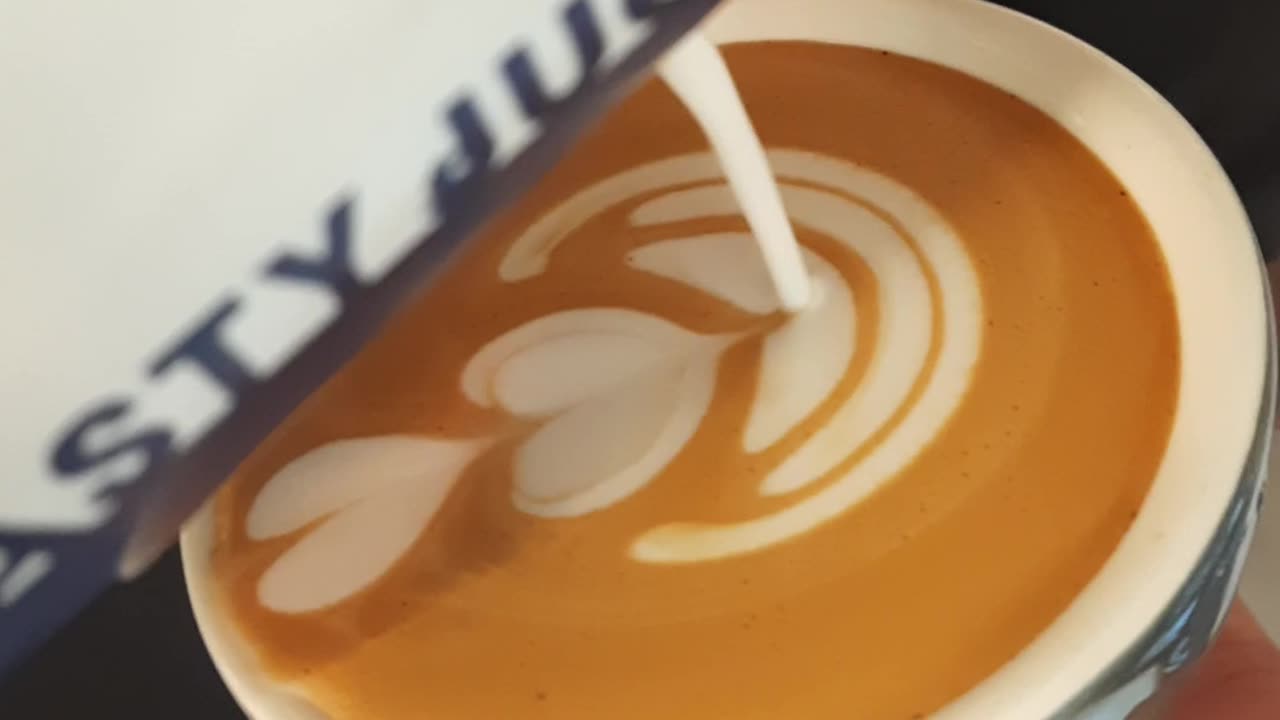 Tulip Latte Art #art #cafe