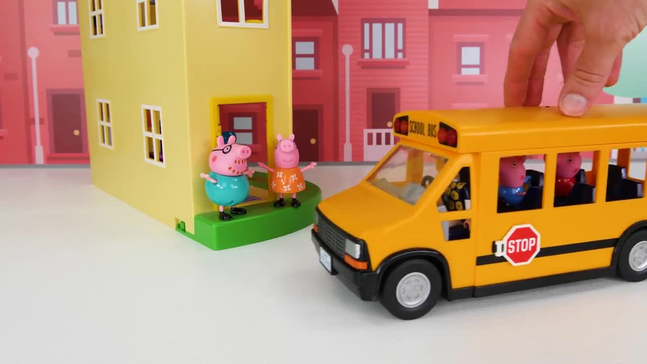 Peppa Pig and Bluey Go to School!