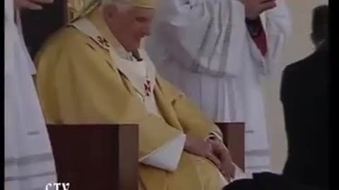 Quando uma mulher árabe beijou os pés de Bento XVI