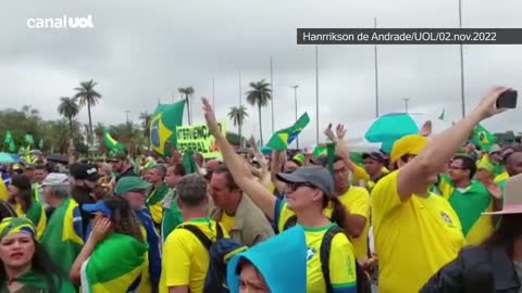 Bolsonaristas pedem intervenção e que Exército 'saia do quartel' em Brasília