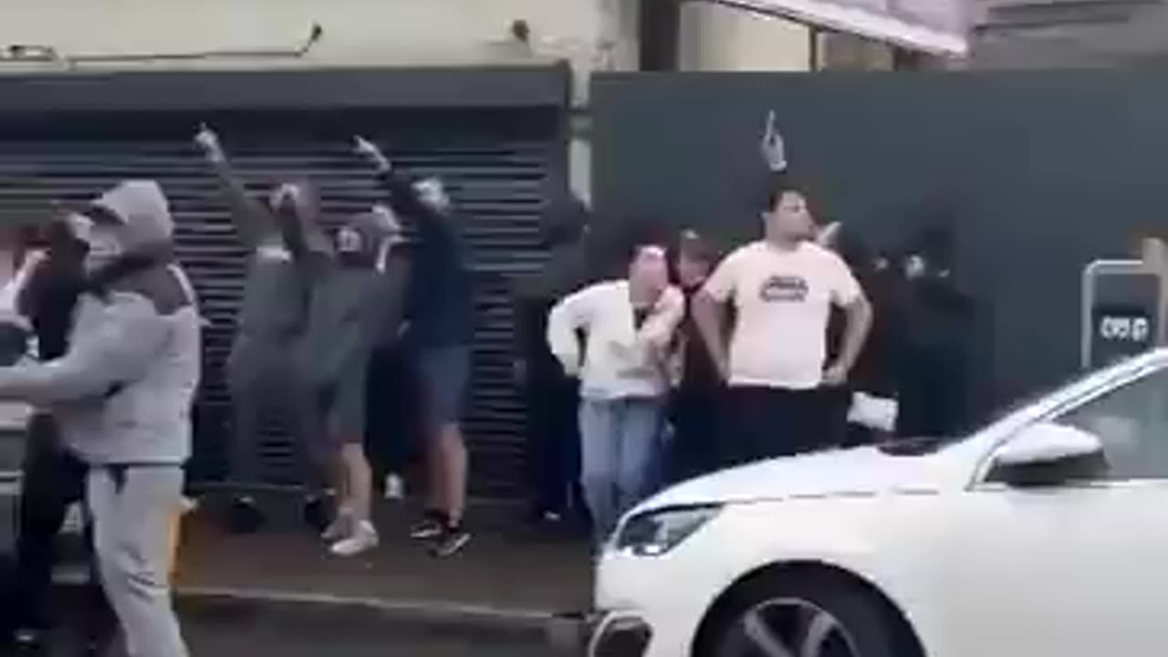 📍Dundalk A crowd of Irish gather outside the home of migrants who