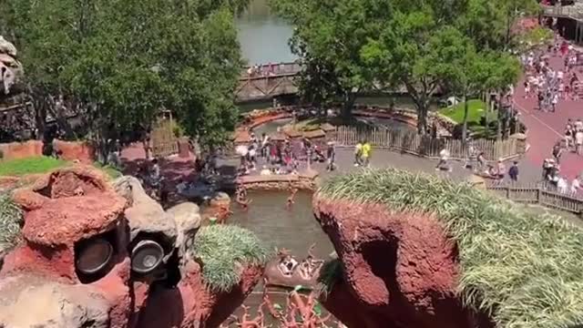 POV: You are in the front row of Splash Mountain preparing to be soaked