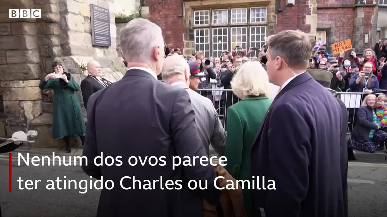 Manifestante atira ovos contra rei Charles