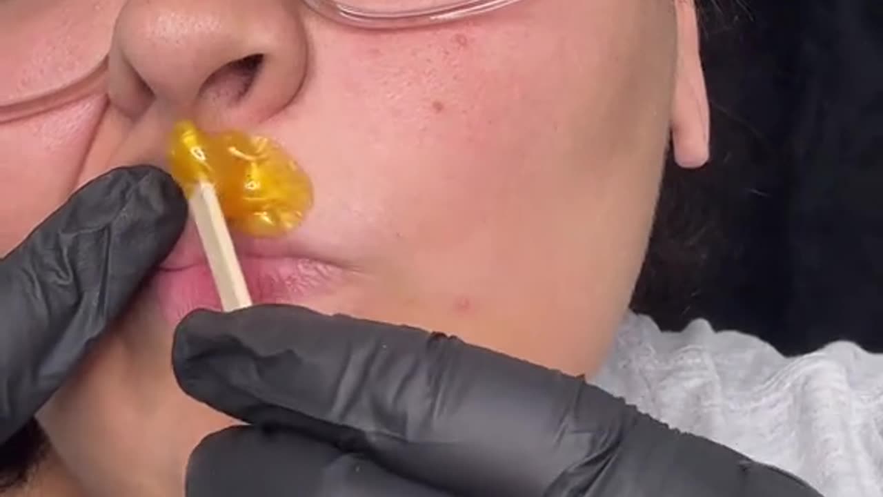 Proper Lip Waxing Technique with Sexy Smooth Golden Allure Wax | @thatsthelookbeauty Tutorial