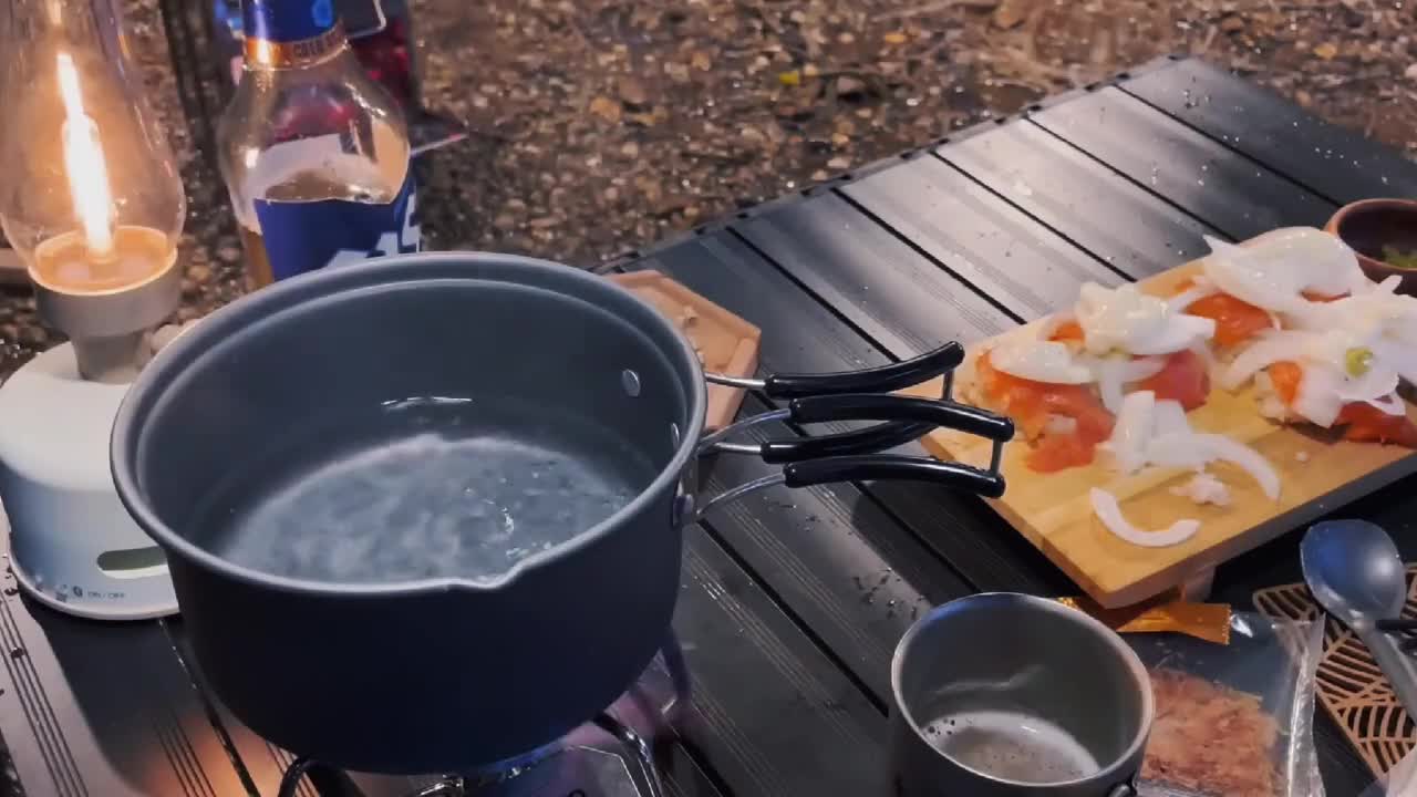 Healing feeling brought by the rain, enjoying one's camping time quietly