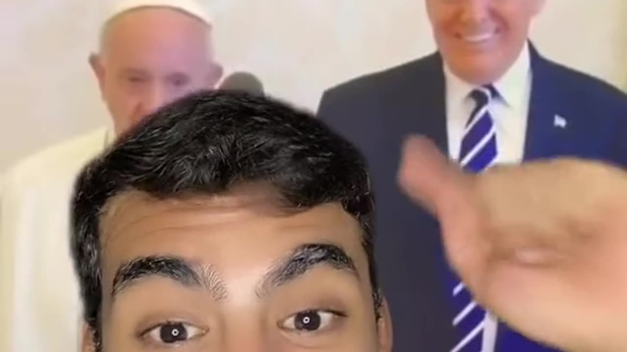 O Papa Reptiliano escravo da Máfia Khazariana.