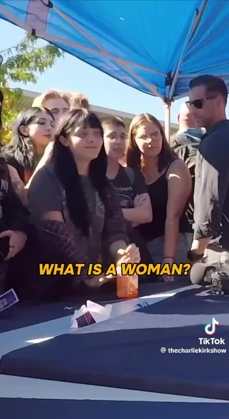 In un campus universitario, intanto...Charlie Kirk fa una semplice domanda....